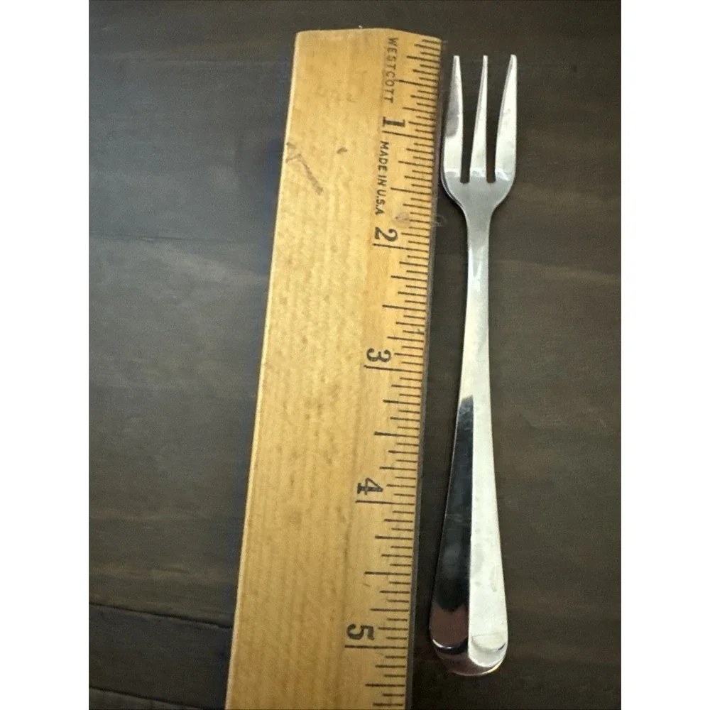 Wallace 18/8 Stainless Kensington Pattern Set 8 Cocktail Forks